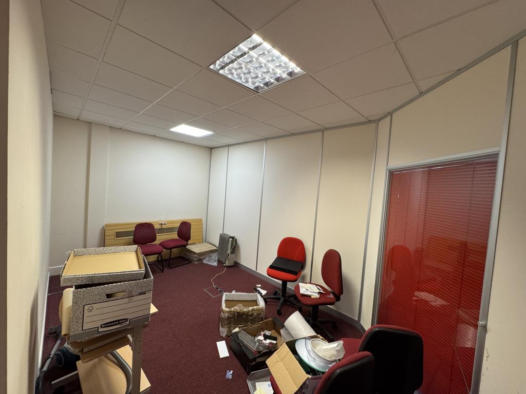 Lot: 49 - PAIR OF MODERN PURPOSE BUILT OFFICE UNITS TOTALLING 321 SQ.M WITH SCOPE FOR SUBDIVISION - A Smaller Office